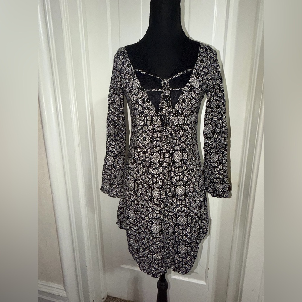 Charlotte Russe Black and White Floral Dress, Womens XS bell sleeve summer soft